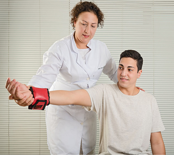Sobre nós. Cada ciclo do seu corpo merece atencão única. A Clínica Cyclus nasceu em 2019 com uma proposta única: unir fisioterapia e beleza em um só lugar. Fundada por Cristiane Cemim, a clínica teve origem em uma
história pessoal marcante - a necessidade de cuidar do pai através da fisioterapia e ajudar a mãe que trabalhava com beleza para sustentar a família.. Esta experiência familiar moldou nossa filosofia de cuidado integral, onde entendemos que cada pessoa tem seus ciclos únicos e merece um atendimento que respeite sua individualidade, oferecendo conforto, acolhimento e carinho em cada sessão.. Nossa expertise adquirida nos melhores spas do mundo é o segredo da Fisioterapia Spaziana, com técnicas globais e sensoriais que transformam quem passa pela Cyclus.